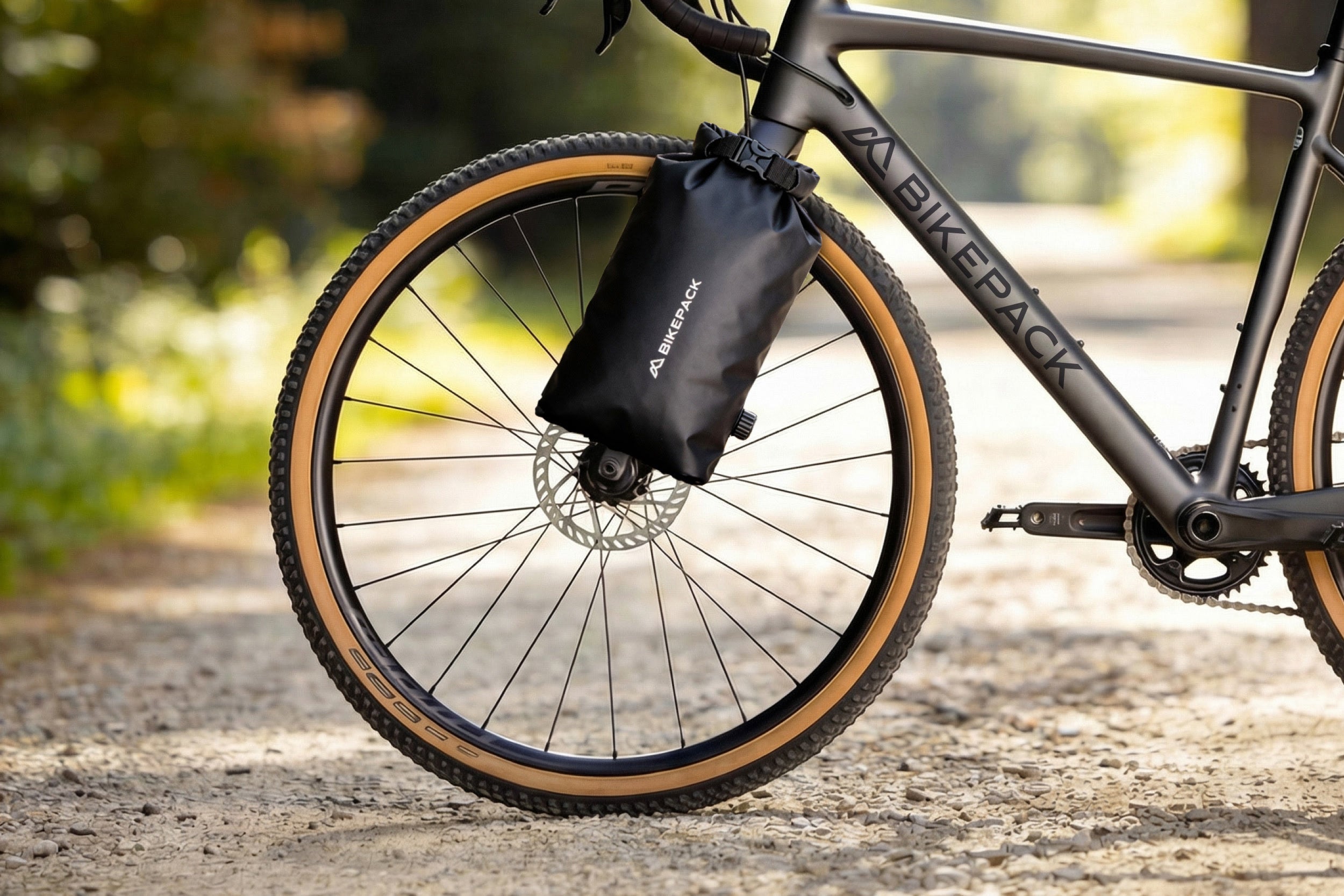 BIKEPACK Gabeltasche an der Federgabel eines Gravelbikes montiert