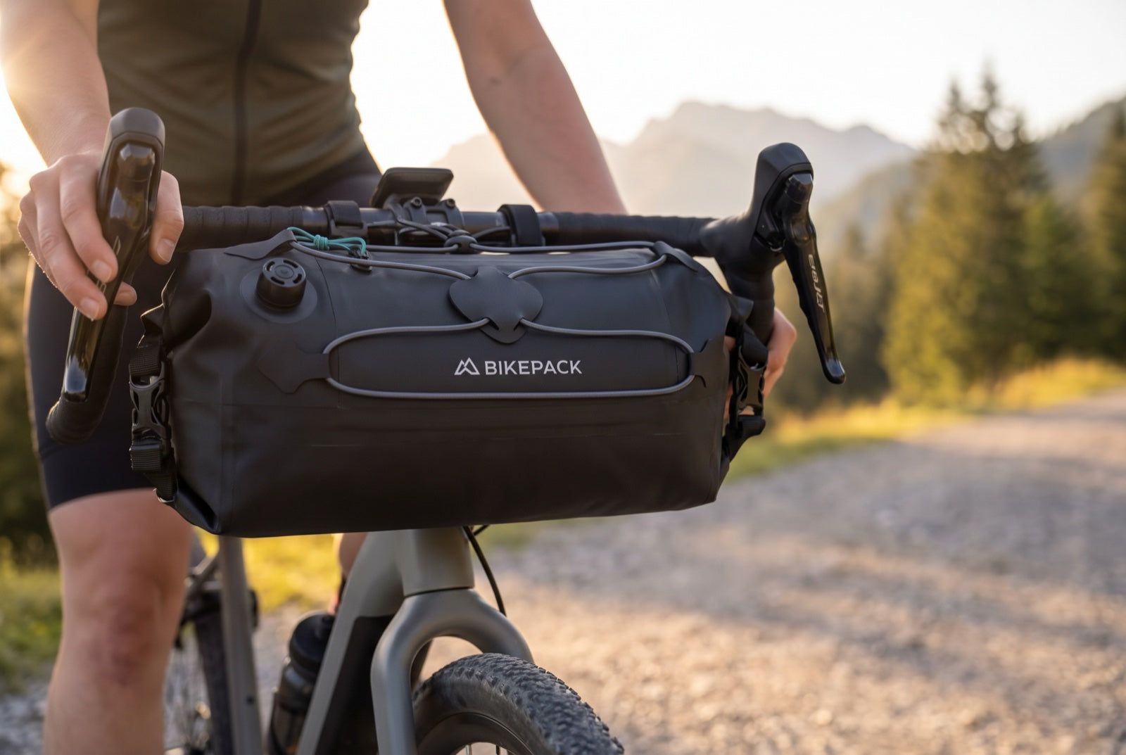BIKEPACK Lenkertasche 8–10 L am Gravel-Lenker montiert — Bikepacking-Tour in den Bergen