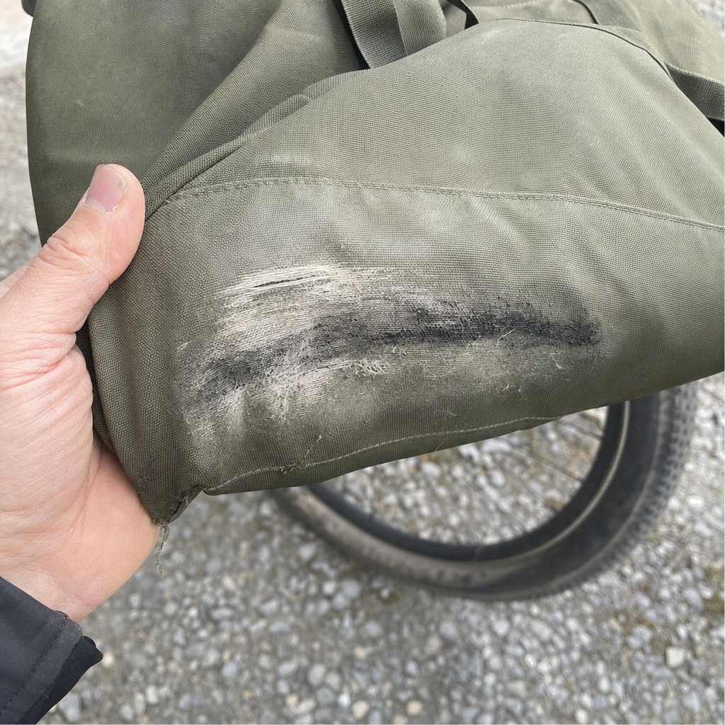 Schlecht befestigte Tasche: vom Reifen blank gescheuerte Unterseite